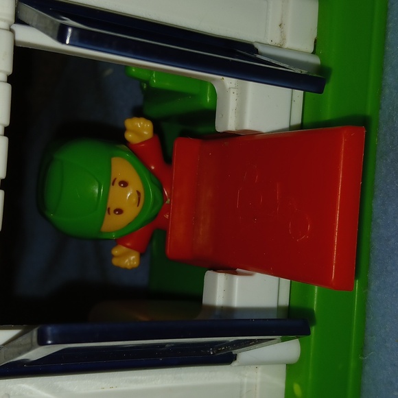 FISHER PRICE LITTLE PIZZA PLACE - Picture 2 of 5